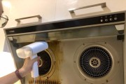 油烟机上方有油怎么清洗？清洗步骤和技巧是什么？