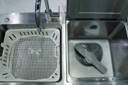 如何修理洗碗机水槽上方漏水问题（简单教你解决洗碗机水槽上方漏水的方法）