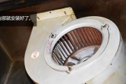 老式抽油烟机的拆卸清洗教程（传统油烟机维护全攻略）