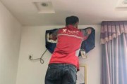 如何清洗发黄的冰箱门（简单而有效的清洗方法）