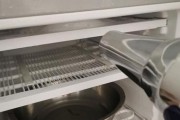 如何快速消除冰箱的冰（简单高效的方法为您解决冰箱结冰问题）