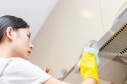 高效清洁油烟机油垢的方法（简单实用的清洗技巧）