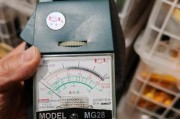 如何将钳型万用表连接到笔记本电脑？
