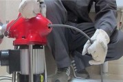 冰箱排水孔铁丝拿不出的解决方法（教你如何处理被卡在冰箱排水孔中的铁丝）