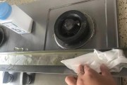 如何清洗油烟机玻璃（简单有效的玻璃清洗方法）