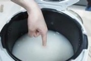 电饭煲锅底米饭偏软的解决方法（如何让电饭煲煮出口感饱满的米饭）
