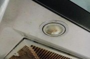 如何拆下油烟机插座进行清洗（简单易行的清洗方法帮你解决油烟机插座的困扰）
