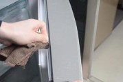 解决冰箱门发霉的有效清洗方法（保持冰箱门清洁）