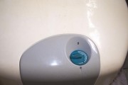 热水器开了有味道怎么办（去除热水器异味的实用方法）