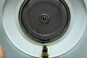 厨师的秘密武器——去除油烟机油污的方法（有效清除油烟机油污）