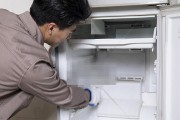 解决普通冰箱水的问题的最佳方法（简单而有效的处理普通冰箱水的技巧）