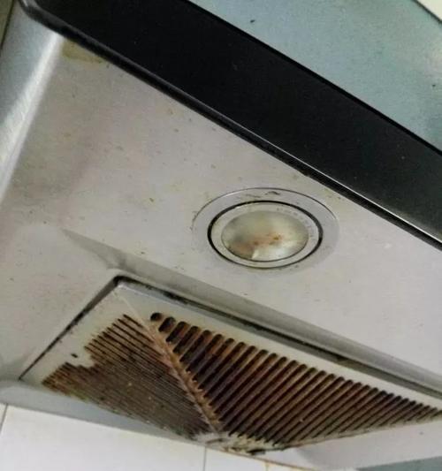 如何拆下油烟机插座进行清洗（简单易行的清洗方法帮你解决油烟机插座的困扰）