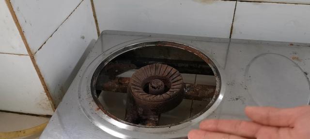 如何正确清洗燃气灶口（简单方法让燃气灶口焕然一新）