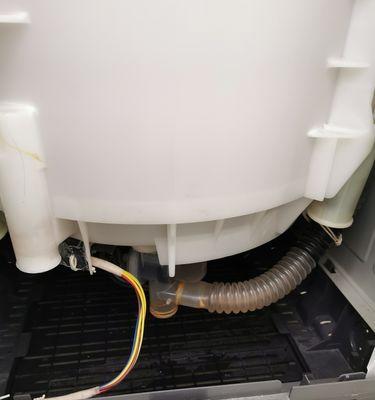 洗衣机下面漏水的常见原因及解决方法（探究洗衣机下面漏水的问题）