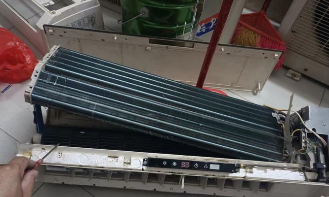 格力空调开暖气外机大量漏水的原因与解决方法（探究空调外机漏水原因及有效解决方案）