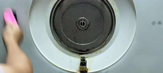 如何正确清洗坐便器油烟机（实用的清洁技巧和步骤）