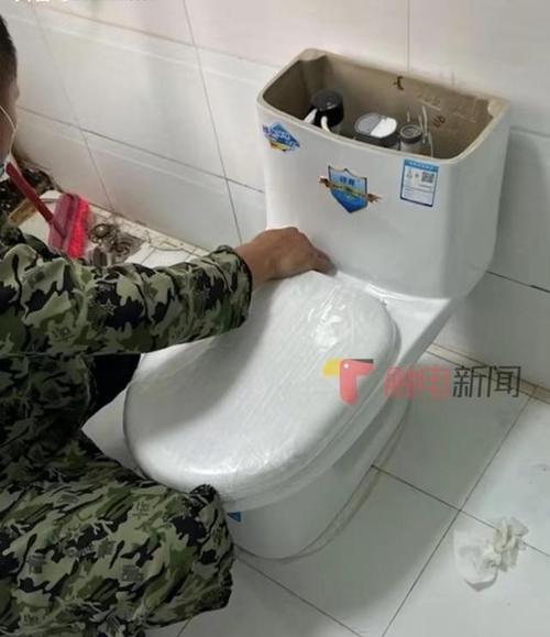 纸张堆积成山，马桶发生堵塞（解决马桶堵塞问题的有效方法）