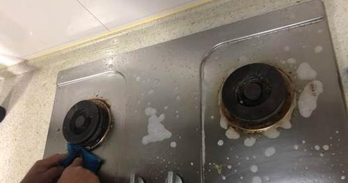 如何正确清洗抽油烟机（简单易行的抽油烟机清洗方法）
