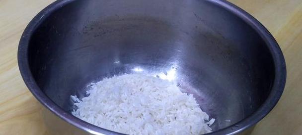电饭煲熬粥不糊底的秘诀（揭开电饭煲熬粥不糊底的神秘面纱）