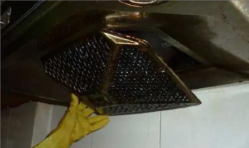 清理油烟机管道的方法（让你的厨房远离油烟困扰）