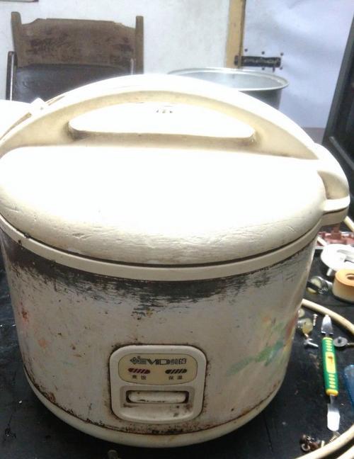 电饭煲通电不跳闸的原因及解决方法（揭秘电饭煲通电不跳闸背后的秘密）