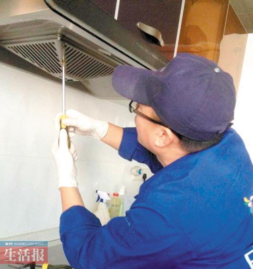 如何高效清洗油烟机灰尘（掌握清洗技巧）