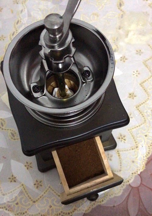 咖啡机堵塞的处理方法（解决咖啡机堵塞的实用技巧）