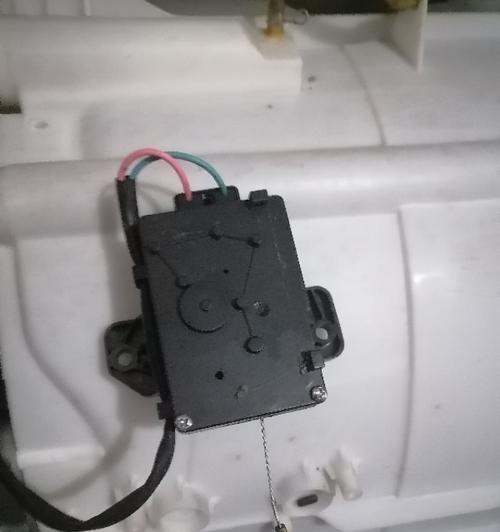 荣事达电饭煲E4的故障排除与解决方法（解决E4故障的实用技巧）
