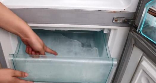 冰箱的使用与处理方法（解决冰箱中的冰困扰）