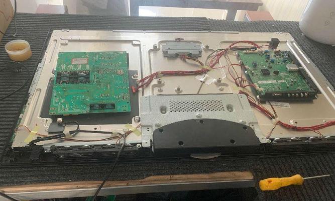 电视机黑屏怎样维修（解决电视机黑屏问题的有效方法和技巧）