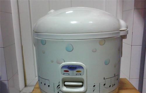 电饭煲显示E4故障解决方法（面对电饭煲显示E4故障）
