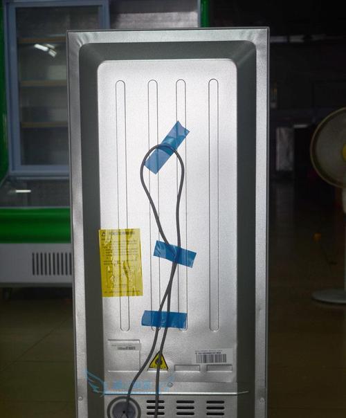 制作自制冰柜的方法（简单实用的冰柜制作教程）