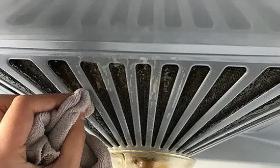 如何清洗长虹油烟机的油垢（简单易行的清洁方法让你的油烟机恢复如新）