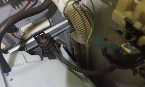 滚筒洗衣机插上电源没反应，可能存在的问题及解决方法（解决滚筒洗衣机插电无反应问题的实用指南）