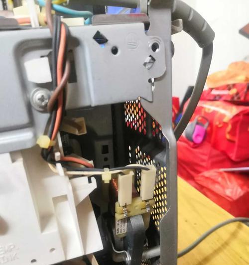 微波炉门的修理方法及注意事项（轻松解决微波炉门问题）