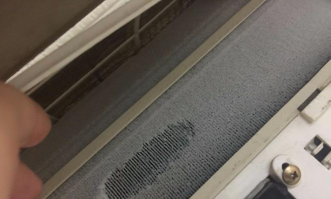 空调柜机结霜漏水的原因与解决方法（探究空调柜机结霜漏水现象）