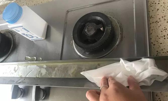 如何清洗油烟机玻璃（简单有效的玻璃清洗方法）