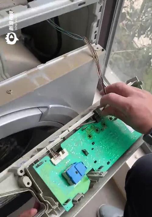 洗衣机外壳进水漏水的修理方法（解决洗衣机外壳进水漏水问题的实用指南）