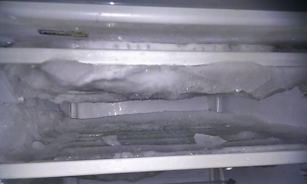 冰箱冷冻室结冰的处理方法（快速解决冷冻室结冰问题）
