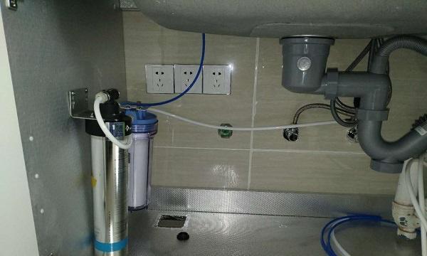 净水器排污水管道的安装方法（从选址到材料准备）