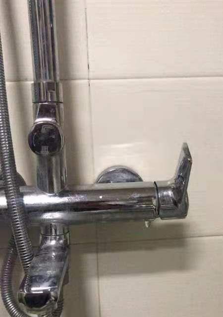 如何修理热水器花洒接口漏水问题（简单修理方法让你的热水器恢复正常）