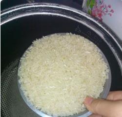 电饭煲锅底米饭偏软的解决方法（如何让电饭煲煮出口感饱满的米饭）