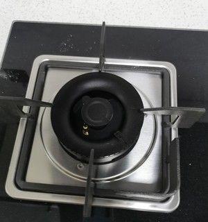 燃气灶起火修复指南（应对燃气灶起火的方法及安全注意事项）