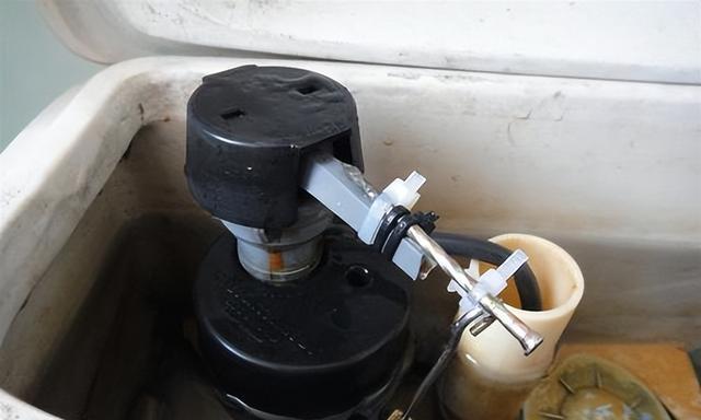 马桶冲水按钮卡住不回弹怎么办？简单步骤快速解决