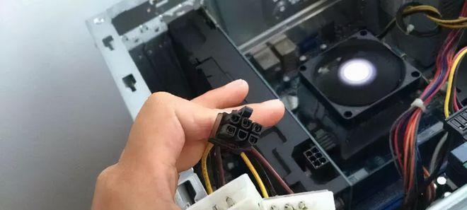 擦了显卡后显示器不亮？如何快速解决？