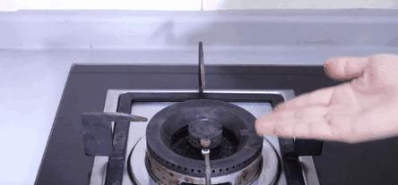 燃气灶外圈一半不着火怎么办？快速修复方法大公开！