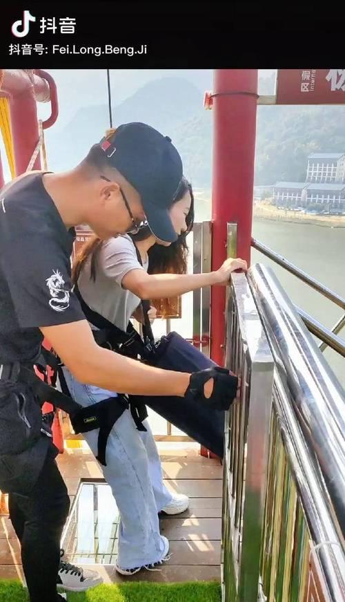 如何处理游客使用手机拍照的情况？
